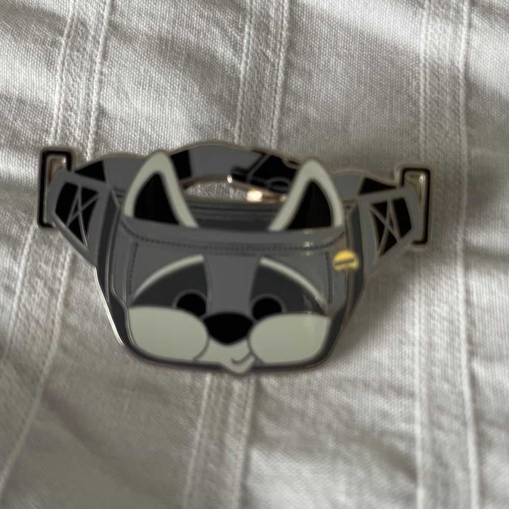Disney Pin Bundle of 7 Fanny Packs Pins - Picture 7 of 9